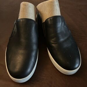 Vionic Black Leather Dakota - Never worn size 9